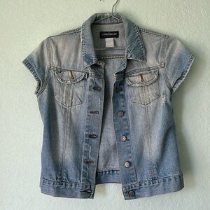 London jean cap sleeve denim jacket.   TRES COOL! ❤️💄🕶️